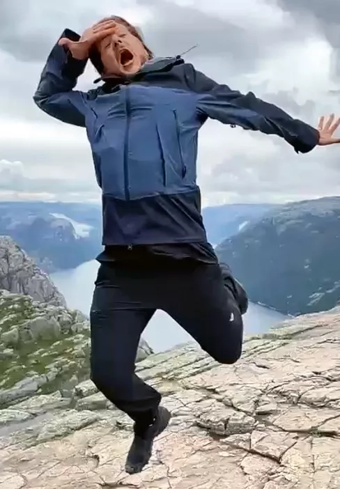 Nicht ganz ernst gemeint: In typischer Instagram-Pose auf dem Preikestolen.