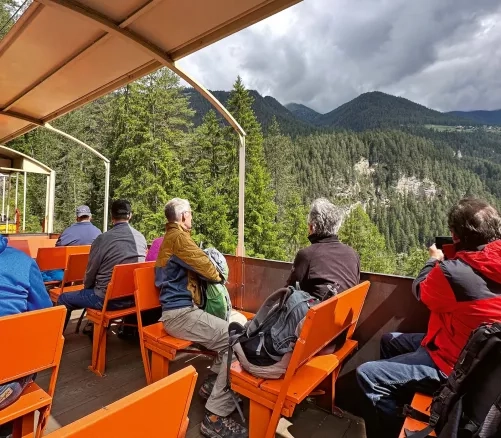 Blick aus dem offenen Aussichtswagen der Rhätischen Bahn.